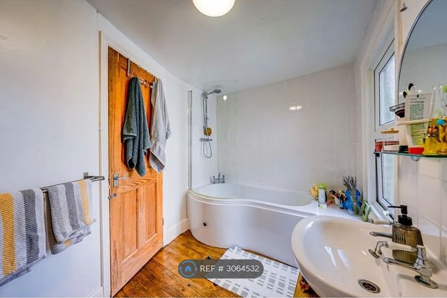 Borthwick Road Flat, London photo 4