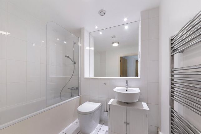 Flat to rent in Jude Street, London