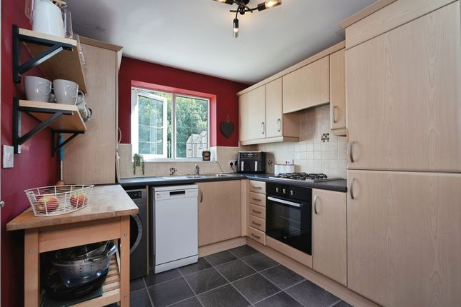 35, Larch Close, HALIFAX photo 3