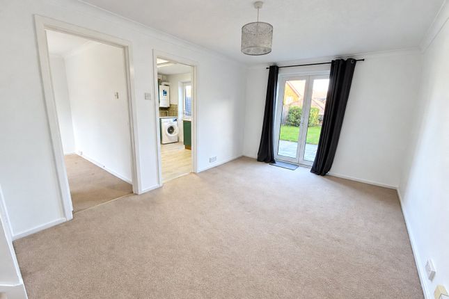 11, Wentworth Close, Farnham photo 4