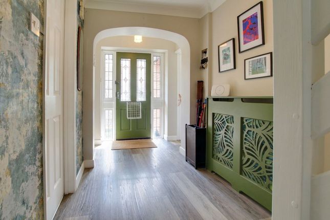 39 Carisbrooke Gardens, Leicester photo 5