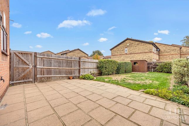 6 Blunden Close, Dagenham photo 4