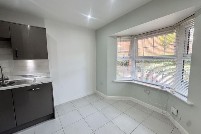 3, Copper Beech Close, Maidstone photo 4
