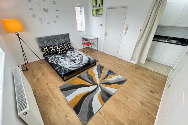 Thumbnail Flat to rent in Finchley Lane, London