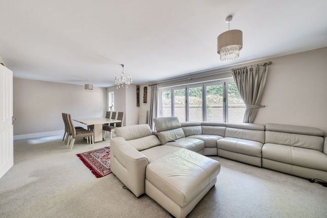 2, High Tree Close, Purley photo 4