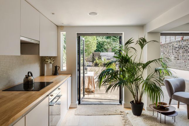 Garden Flat, 4, Radcot Street, London photo 2