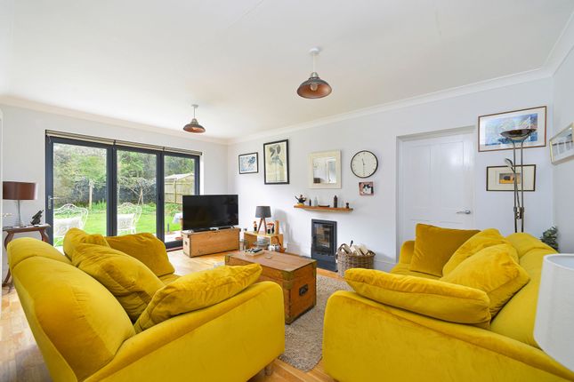 2 Williams Place, Cranleigh photo 2