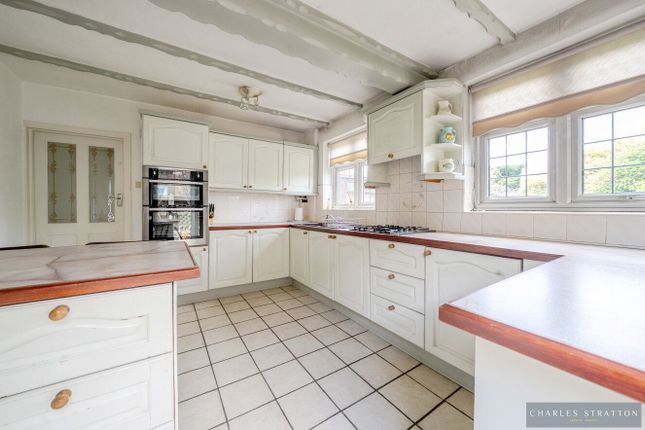 25 Burnt House Lane, Ingatestone photo 3