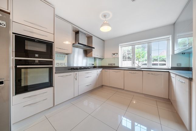 3, Risley Close, Morden photo 3
