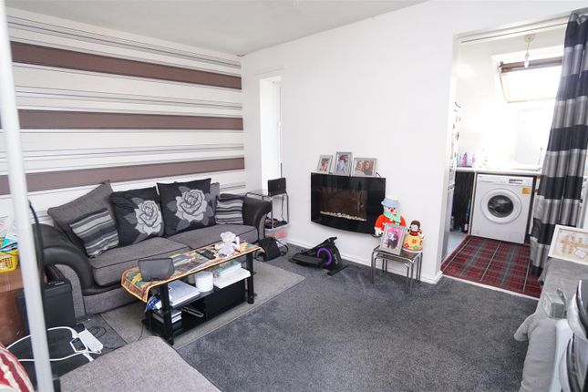 10 Caistor Garth, Rowantree Drive, Bradford photo 2