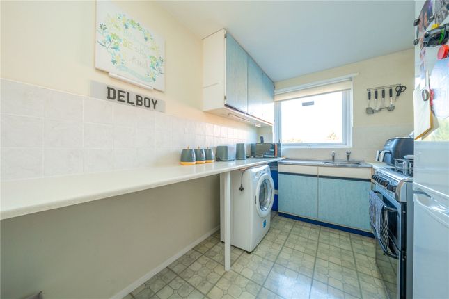 42, Annett Close, Surrey photo 4