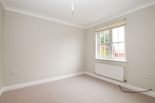 38, Trist Way, Crawley photo 4