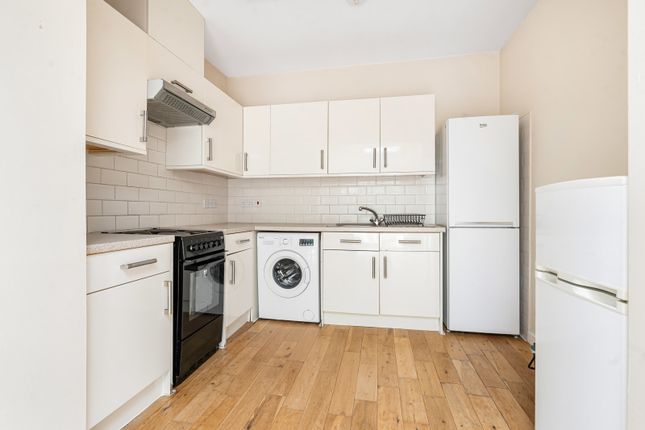 63, Vegal Crescent, Egham photo 3