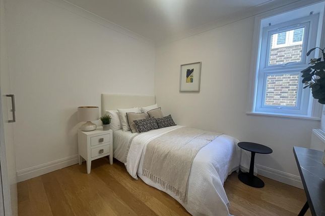 Flat to rent in Helena Road, Ealing, London