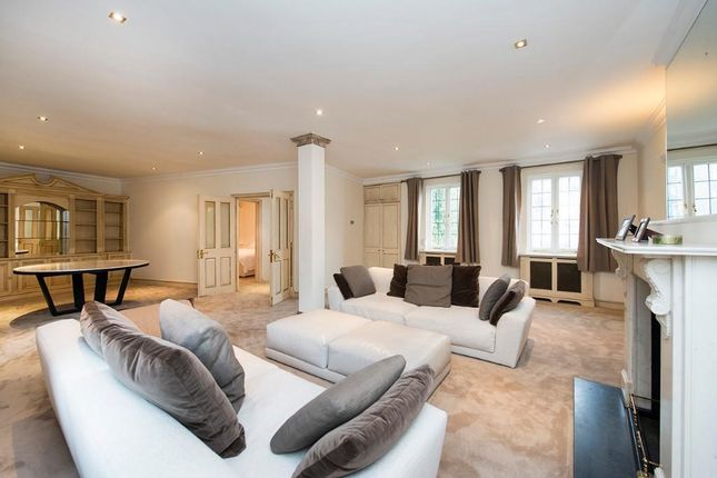Mews house to rent in Pont Street Mews, London