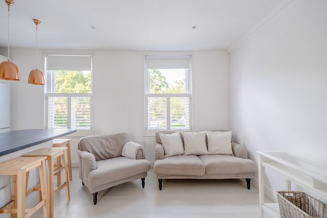 Thumbnail Flat to rent in Lndn-Cla552 - Clapham Common South Side, London