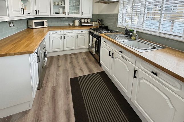 22, Heaton Crescent, Bingley photo 4