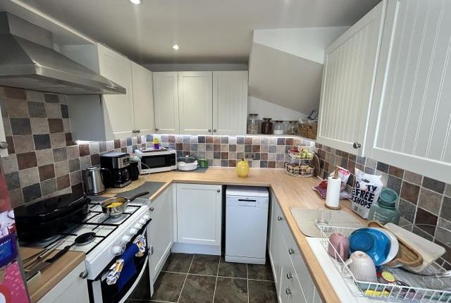 10, Stuart Way, Staines-upon-thames photo 3