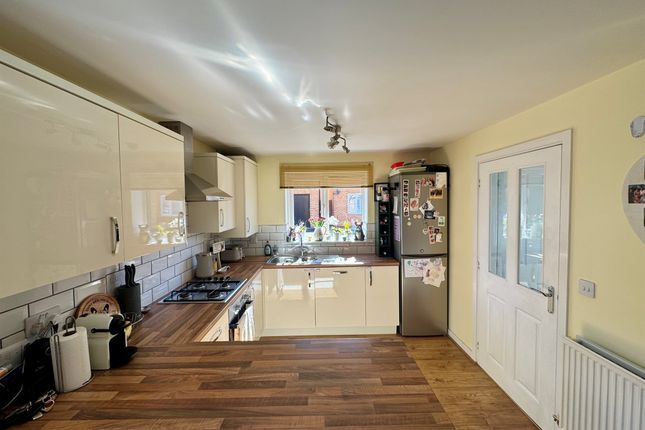 4, Magda Close, Peterborough photo 3