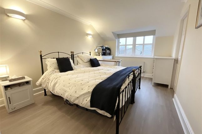 3-bed other on Reigate Hill, Reigate, £650,000