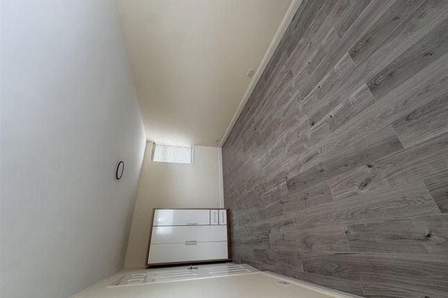 130, Elgar Avenue, Surbiton photo 5
