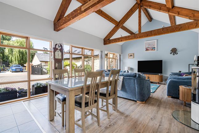 The Stables, 39, Yew Tree Close, Launton photo 2