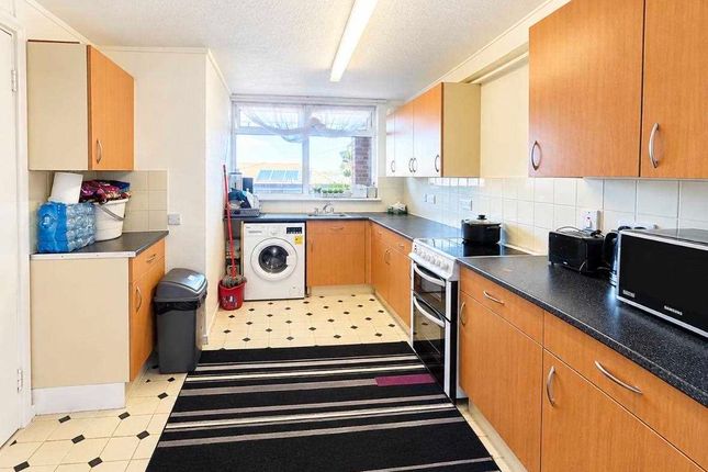 9, Sandy Drive, Feltham photo 3