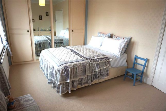 Front Bedroom 1 :