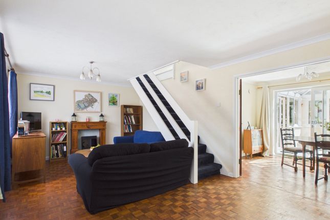 20, High Tree Close, Surrey photo 2