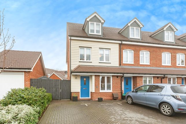Thumbnail Town house for sale in Hawthorn Crescent, Woodley, Reading