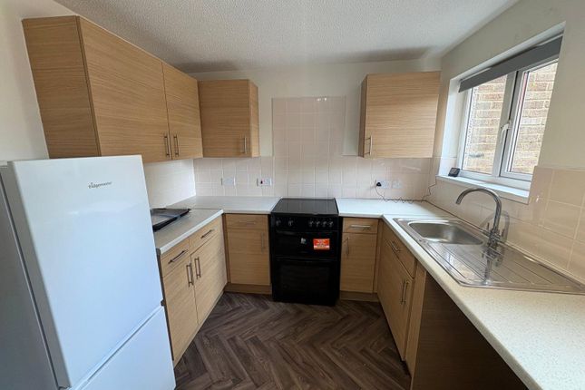 27, The Chantrys, Surrey photo 2