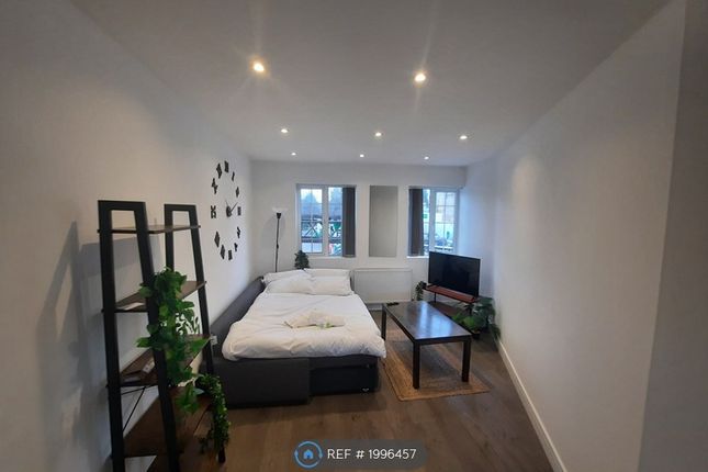 Flat to rent in Gunnersbury Avenue, London