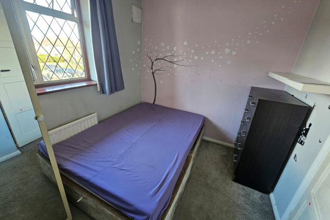 17, Trevor Close, Northolt photo 3