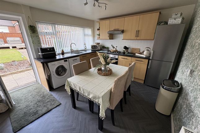 19, Fairfield Avenue, Heckmondwike photo 3