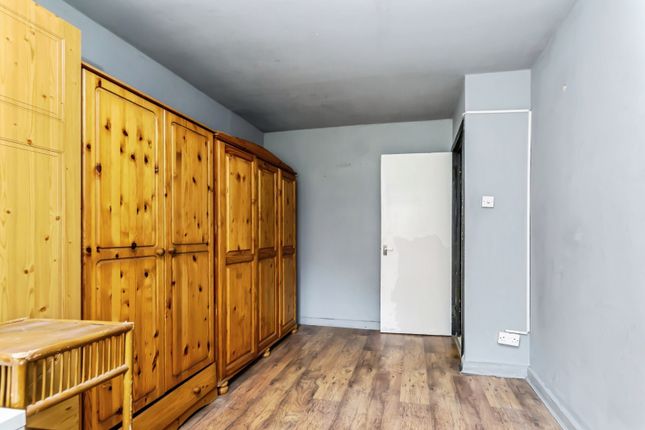 Flat 2, Roberts Court,, Maple Road, London photo 3