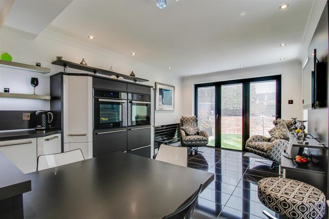 15, Lawns Court, Wakefield photo 4