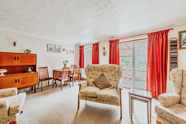 22, Colman Way, Redhill photo 3