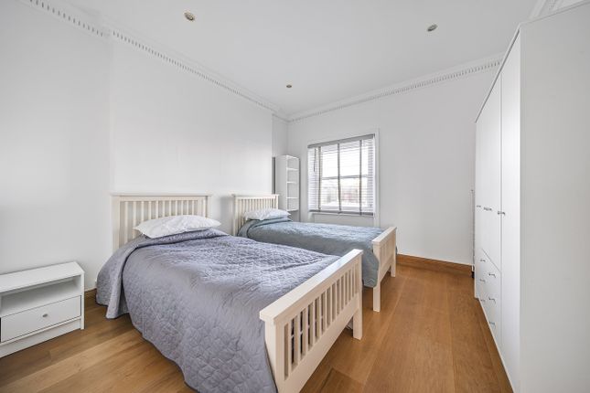 Flat to rent in Belsize Square, London