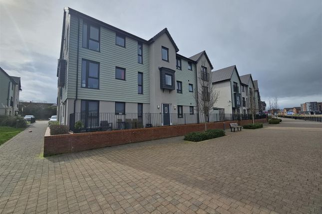 Flat to rent in Rhodfa Cambo, Barry
