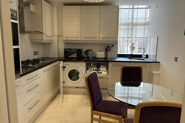 Flat to rent in Queensway, London