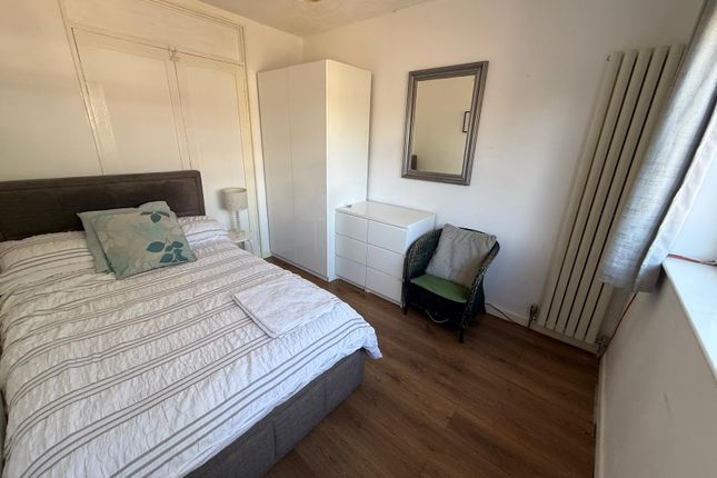 7, Garden Road, Walton-on-Thames photo 2