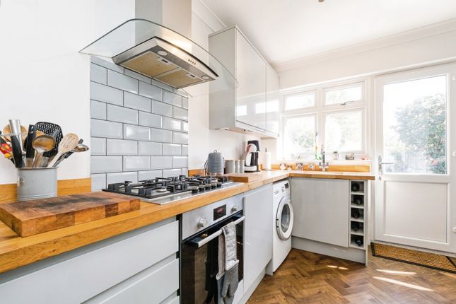 5, Laburnum Avenue, Hornchurch photo 4