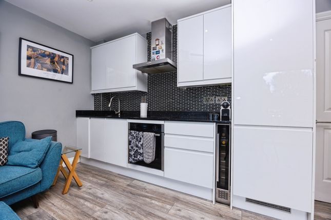Flat 2, Magna Riverside,, Flambard Way, Surrey photo 4