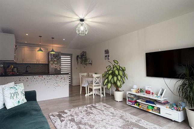 Flat 7 Redbourn Court, 1177 Newham Way, London photo 4