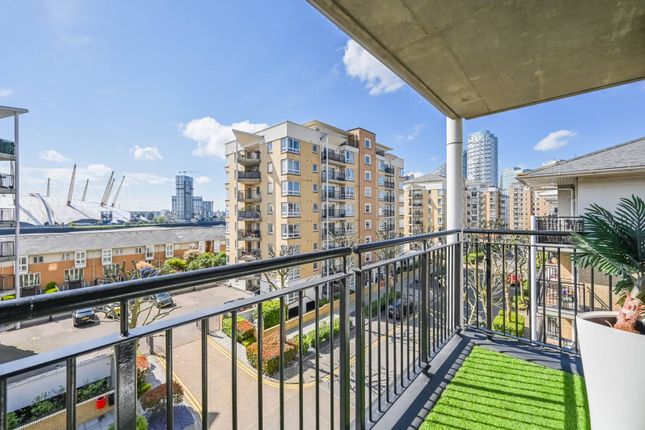 Flat to rent in Newport Avenue, Canary Wharf, London