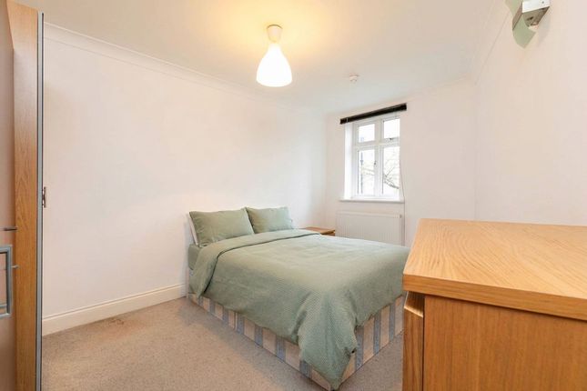 Flat 3, Lotus House, London photo 4