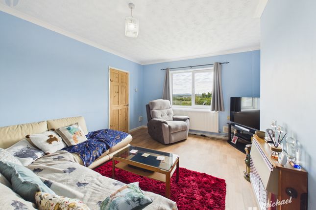 4 Upton Road, Aylesbury photo 2