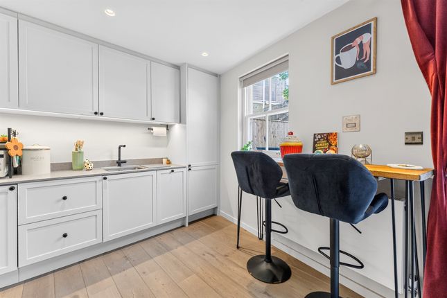 Flat 1, 328, Dukes Mews, London photo 4
