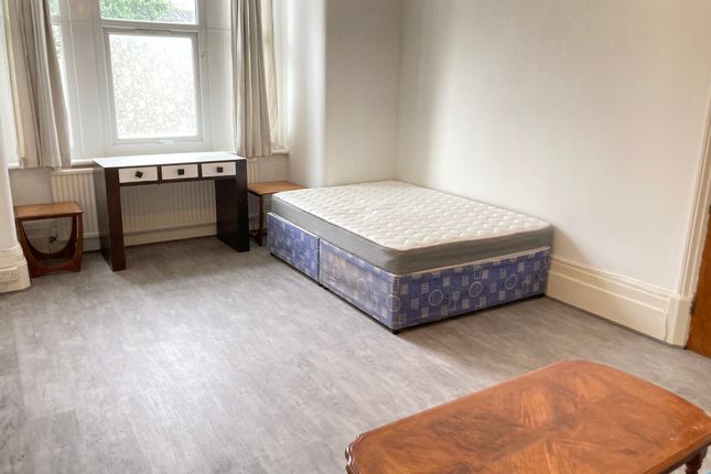 Room to rent in Very Near Hastings Road Area, Ealing Broadway West