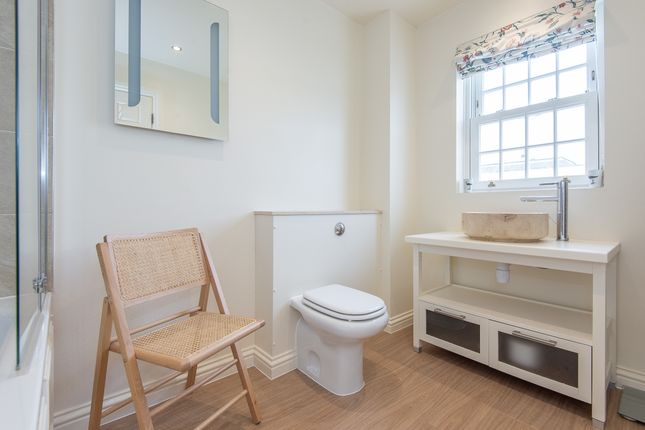 Flat to rent in Beaufort Close, London
